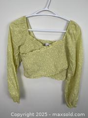 MaxSold Auction: Women&#39;s American Eagle Retro Green Floral Cropped Wrap Top, Size S - Cobourg (Ontario, Canada) SELLER MANAGED Reseller  Online Auction - Burnham Street
