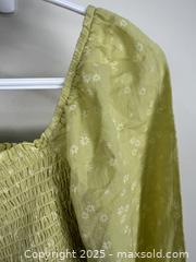 MaxSold Auction: Women&#39;s American Eagle Retro Green Floral Cropped Wrap Top, Size S - Cobourg (Ontario, Canada) SELLER MANAGED Reseller  Online Auction - Burnham Street