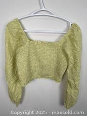 MaxSold Auction: Women&#39;s American Eagle Retro Green Floral Cropped Wrap Top, Size S - Cobourg (Ontario, Canada) SELLER MANAGED Reseller  Online Auction - Burnham Street