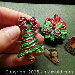 MaxSold Auction: 4 Christmas Brooches Pins Christmas tree - Grimsby (Ontario, Canada) SELLER MANAGED Reseller Online Auction - Mountview Avenue