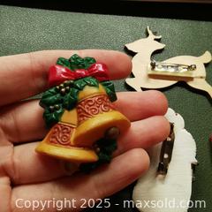 MaxSold Auction: 4 Christmas Brooches Pins Snowman Merry Christmas - Grimsby (Ontario, Canada) SELLER MANAGED Reseller Online Auction - Mountview Avenue