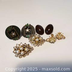 MaxSold Auction: 4 Sets of Retro Earrings Clipons/Screwbacks - Grimsby (Ontario, Canada) SELLER MANAGED Reseller Online Auction - Mountview Avenue