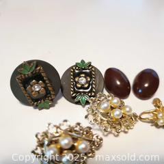 MaxSold Auction: 4 Sets of Retro Earrings Clipons/Screwbacks - Grimsby (Ontario, Canada) SELLER MANAGED Reseller Online Auction - Mountview Avenue