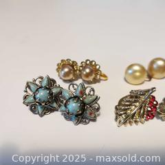 MaxSold Auction: 4 Sets of Retro Earrings Clipons/Screwbacks - Grimsby (Ontario, Canada) SELLER MANAGED Reseller Online Auction - Mountview Avenue