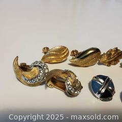 MaxSold Auction: 4 Sets of Retro Earrings Clipons/Screwbacks - Grimsby (Ontario, Canada) SELLER MANAGED Reseller Online Auction - Mountview Avenue