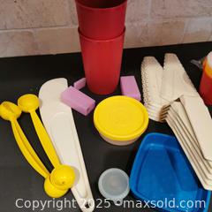 MaxSold Auction: Retro Tupperware Mixed Lot - Grimsby (Ontario, Canada) SELLER MANAGED Reseller Online Auction - Mountview Avenue