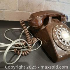 MaxSold Auction: Vintage Brown Rotary Telephone - Grimsby (Ontario, Canada) SELLER MANAGED Reseller Online Auction - Mountview Avenue