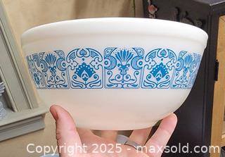 MaxSold Auction: Vintage Pyrex Bowls (4) Amish Butterprint, Horizon Blue, Primary Colors  - South Heidelberg Township (Pennsylvania, USA) SELLER MANAGED Downsizing Online Auction - North Galen Hall Road