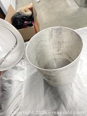 MaxSold Auction: Round Off-White Plastic Waste Bin with Swing Lid, 5 L - Toronto (Ontario, Canada) SELLER MANAGED Downsizing Online Auction - Duncan Mills Road (STORAGE)