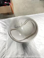 MaxSold Auction: Round Off-White Plastic Waste Bin with Swing Lid, 5 L - Toronto (Ontario, Canada) SELLER MANAGED Downsizing Online Auction - Duncan Mills Road (STORAGE)