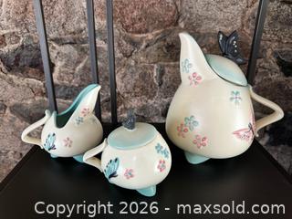 MaxSold Auction: Hull Butterfly Pottery  - Stoughton (Massachusetts, USA) SELLER MANAGED Downsizing Online Auction - West Street