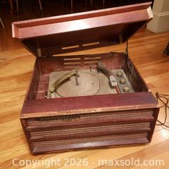 MaxSold Auction: Vintage RCA Victor Record Player / Turntable - Stoughton (Massachusetts, USA) SELLER MANAGED Downsizing Online Auction - West Street