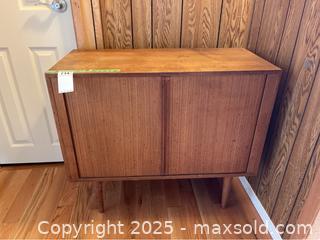 MaxSold Auction: Small Record Cabinet - Metchosin (British Columbia, Canada) PARTNER MANAGED Moving Online Auction - Duke Road