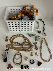 MaxSold Auction: Large Vintage Costume Jewelry Lot - Toronto (Ontario, Canada) PARTNER MANAGED Estate Sale Online Auction - Merton Street