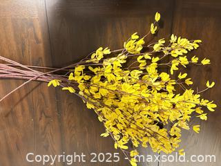 MaxSold Auction: Artificial flowers- forsythia - Toronto (Ontario, Canada) SELLER MANAGED Moving Online Auction - Queenslea Avenue