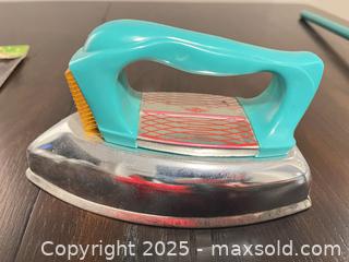 MaxSold Auction: Kids vintage kitchen set - Toronto (Ontario, Canada) SELLER MANAGED Moving Online Auction - Queenslea Avenue