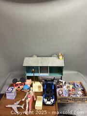 MaxSold Auction: A collection of Toys and Trading Cards  - Cranston (Rhode Island, USA) PARTNER MANAGED Downsizing Online Auction - Elmwood Avenue