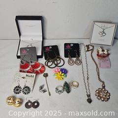 MaxSold Auction: Lot Of Assorted Costume Jewelry - Riverview (Florida, USA) SELLER MANAGED Downsizing Online Auction - Holly Heath Drive