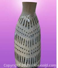 MaxSold Auction: Ceramic glossy vase - Hiram (Georgia, USA) SELLER MANAGED Reseller Online Auction - Hiram Acworth Highway (STORAGE)
