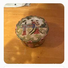 MaxSold Auction: Famille Rose Medallion Covered Trinket Box - Hiram (Georgia, USA) SELLER MANAGED Reseller Online Auction - Hiram Acworth Highway (STORAGE)