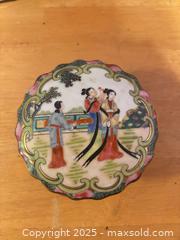 MaxSold Auction: Famille Rose Medallion Covered Trinket Box - Hiram (Georgia, USA) SELLER MANAGED Reseller Online Auction - Hiram Acworth Highway (STORAGE)