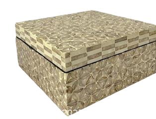 MaxSold Auction: Keepsake box - Hiram (Georgia, USA) SELLER MANAGED Reseller Online Auction - Hiram Acworth Highway (STORAGE)