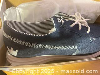 MaxSold Auction: Women’s Bowling shoes  Size 11 - Hiram (Georgia, USA) SELLER MANAGED Reseller Online Auction - Hiram Acworth Highway (STORAGE)