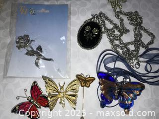 MaxSold Auction: Vintage Costume Jewelry #1 - San Jose (California, USA) PARTNER MANAGED Estate Sale Online Auction - Woodford Drive