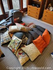 MaxSold Auction: Decorative Throw Pillows - Toronto (Ontario, Canada) PARTNER MANAGED Estate Sale Online Auction - Cortleigh Boulevard 