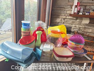 MaxSold Auction: Mixed Plastic Kitchenware  - Toronto (Ontario, Canada) PARTNER MANAGED Estate Sale Online Auction - Cortleigh Boulevard 