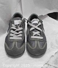 MaxSold Auction: Converse (women&#39;s 6) - Toronto (Ontario, Canada) SELLER MANAGED Commercial Liquidation Online Auction - Revlis Crescent