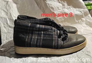 MaxSold Auction: Vans shoes ( size 9) - Toronto (Ontario, Canada) SELLER MANAGED Commercial Liquidation Online Auction - Revlis Crescent