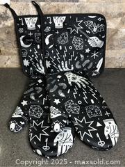 MaxSold Auction: 4pc Set Oven Mitts &#38; Potholders - Hamilton (Ontario, Canada) SELLER MANAGED Downsizing Online Auction - Moffat Road