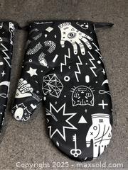 MaxSold Auction: 4pc Set Oven Mitts &#38; Potholders - Hamilton (Ontario, Canada) SELLER MANAGED Downsizing Online Auction - Moffat Road