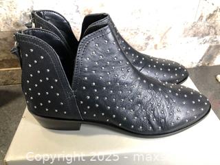 MaxSold Auction: Kenneth Cole Women’s Shoes 9 - Hamilton (Ontario, Canada) SELLER MANAGED Downsizing Online Auction - Moffat Road