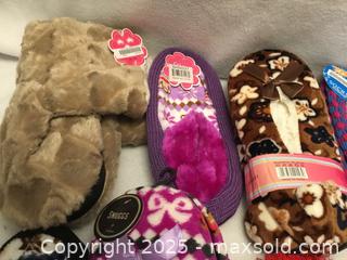 MaxSold Auction: Lot/10 Assorted Slippers - Hamilton (Ontario, Canada) SELLER MANAGED Downsizing Online Auction - Moffat Road