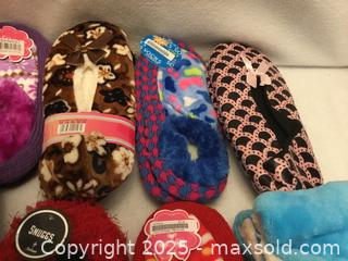 MaxSold Auction: Lot/10 Assorted Slippers - Hamilton (Ontario, Canada) SELLER MANAGED Downsizing Online Auction - Moffat Road