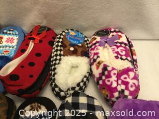 MaxSold Auction: Lot/10 Assorted Slippers - Hamilton (Ontario, Canada) SELLER MANAGED Downsizing Online Auction - Moffat Road