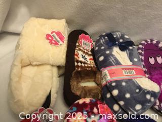 MaxSold Auction: Lot/10 Assorted Slippers - Hamilton (Ontario, Canada) SELLER MANAGED Downsizing Online Auction - Moffat Road
