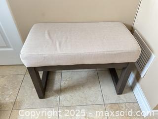 MaxSold Auction: Beige Woven Fabric Upholstered Wooden Entryway Bench, 27 x 15 in - Waterloo (Ontario, Canada) SELLER MANAGED Estate Sale Online Auction -  New Hampshire Street