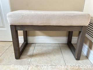 MaxSold Auction: Beige Woven Fabric Upholstered Wooden Entryway Bench, 27 x 15 in - Waterloo (Ontario, Canada) SELLER MANAGED Estate Sale Online Auction -  New Hampshire Street