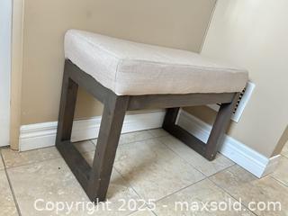 MaxSold Auction: Beige Woven Fabric Upholstered Wooden Entryway Bench, 27 x 15 in - Waterloo (Ontario, Canada) SELLER MANAGED Estate Sale Online Auction -  New Hampshire Street