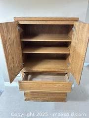 MaxSold Auction: Oak Veneer Dresser with Hutch, Shelves & Drawers, 61.5"H x 33"W - Waterloo (Ontario, Canada) SELLER MANAGED Estate Sale Online Auction -  New Hampshire Street