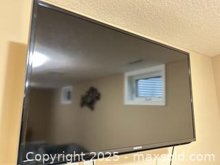 MaxSold Auction: Samsung 40-inch Flat-screen LED/LCD TV (wall mounted) - Waterloo (Ontario, Canada) SELLER MANAGED Estate Sale Online Auction -  New Hampshire Street