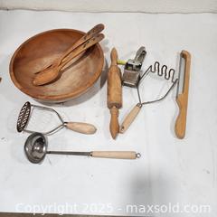 MaxSold Auction: Classic Kitchenware & Utensil Assortment - Sacramento (California, USA) SELLER MANAGED Reseller Online Auction - Arden Way