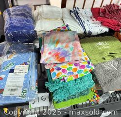 MaxSold Auction: Assorted Kitchen &#38; Hand Towels, Dishcloths and Fabric Napkins - Warwick (Rhode Island, USA) SELLER MANAGED Reseller Online Auction - Warwick Avenue