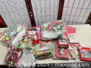 MaxSold Auction: Holiday Gift Wrapping Supplies Lot (40+ pieces) - Warwick (Rhode Island, USA) SELLER MANAGED Reseller Online Auction - Warwick Avenue
