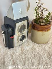 MaxSold Auction: Vintage 1950’s Kodak Brownie Starflex Camera - Toronto (Ontario, Canada) SELLER MANAGED Reseller Online Auction -  Bayview Avenue