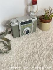 MaxSold Auction: Vintage Ansco Color Clipper 120 Film Camera Retro Photography - Green - Toronto (Ontario, Canada) SELLER MANAGED Reseller Online Auction -  Bayview Avenue