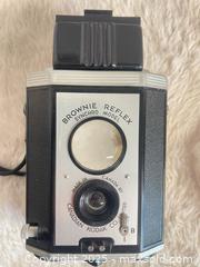 MaxSold Auction: Vintage Kodak Brownie Reflex Camera - 127 Film TLR - With Original Box - Toronto (Ontario, Canada) SELLER MANAGED Reseller Online Auction -  Bayview Avenue